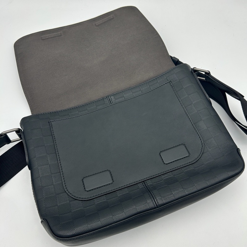 「JL精品代購」9新 Lv全皮棋盤格男士公文郵差挎包-4