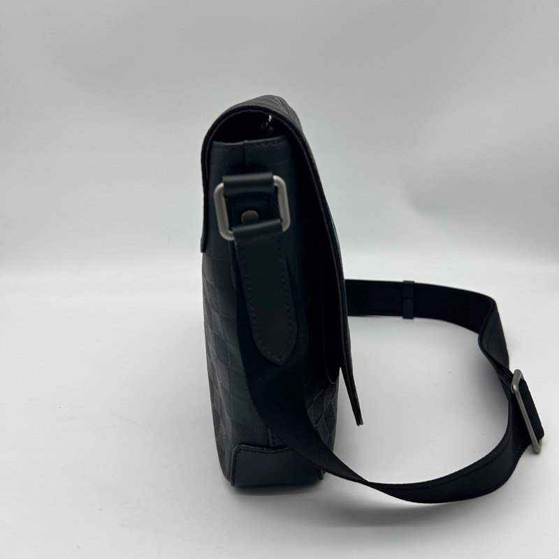 「JL精品代購」9新 Lv全皮棋盤格男士公文郵差挎包-5