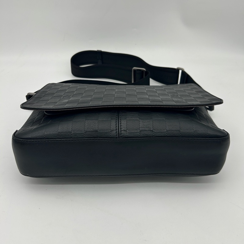 「JL精品代購」9新 Lv全皮棋盤格男士公文郵差挎包-7