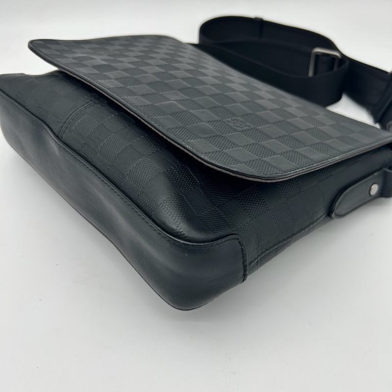 「JL精品代購」9新 Lv全皮棋盤格男士公文郵差挎包-9