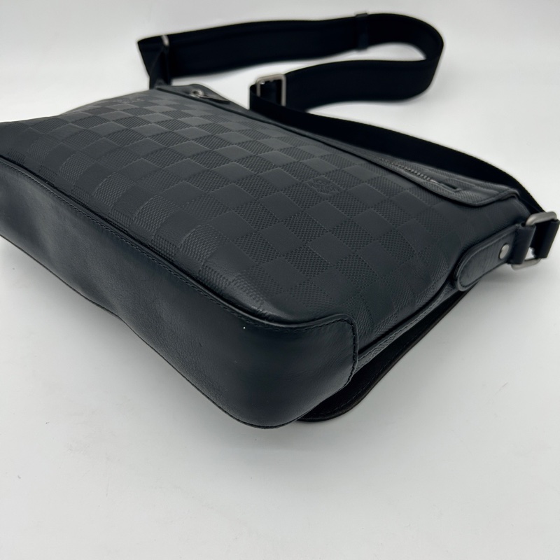 「JL精品代購」9新 Lv全皮棋盤格男士公文郵差挎包-12