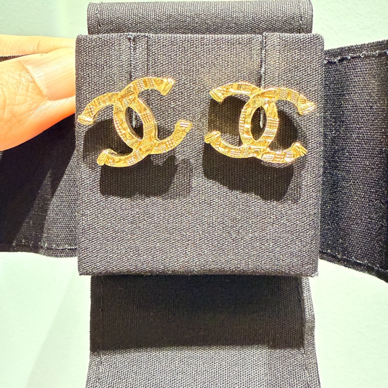 香奈兒 Chanel  雙C耳針 復古金耳針耳環 毛呢-1