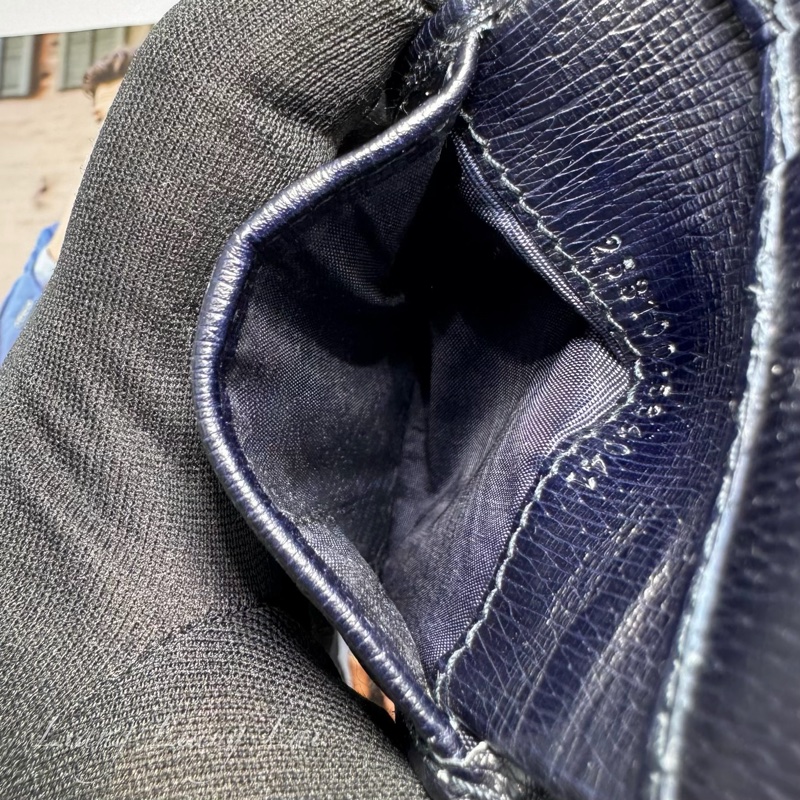 GUCCI 古馳經典金屬標牛皮壓紋深藍色對開短夾-11