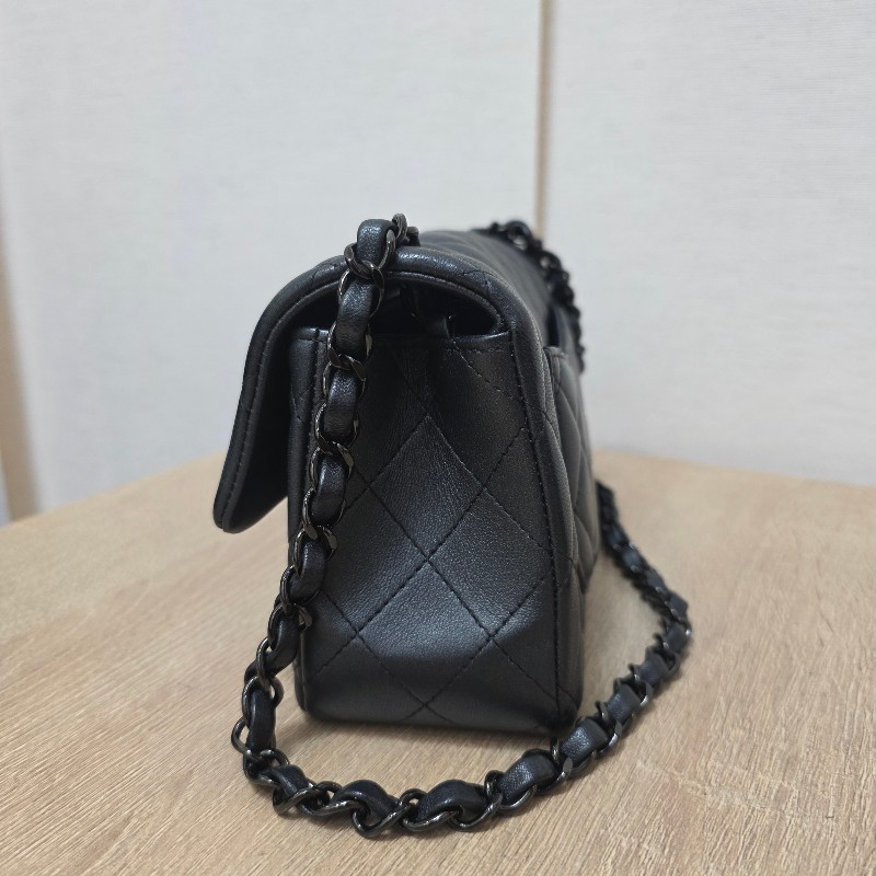 [新年優惠持續中🧧] Chanel香奈兒 銀黑羊皮菱格黑釦Mini CF20肩斜背-1