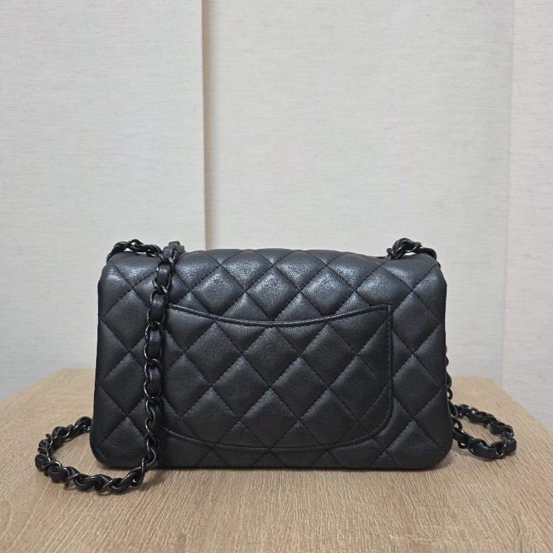 [新年優惠持續中🧧] Chanel香奈兒 銀黑羊皮菱格黑釦Mini CF20肩斜背-2