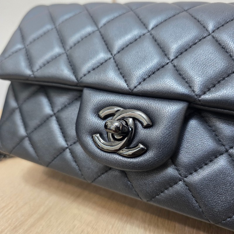 [新年優惠持續中🧧] Chanel香奈兒 銀黑羊皮菱格黑釦Mini CF20肩斜背-5