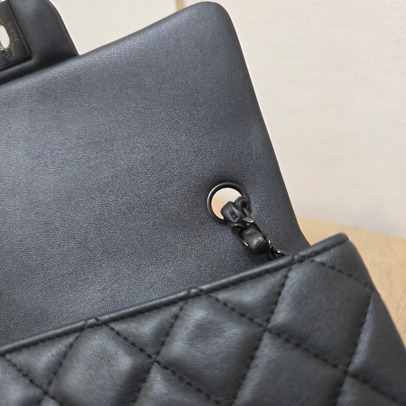 [新年優惠持續中🧧] Chanel香奈兒 銀黑羊皮菱格黑釦Mini CF20肩斜背-14