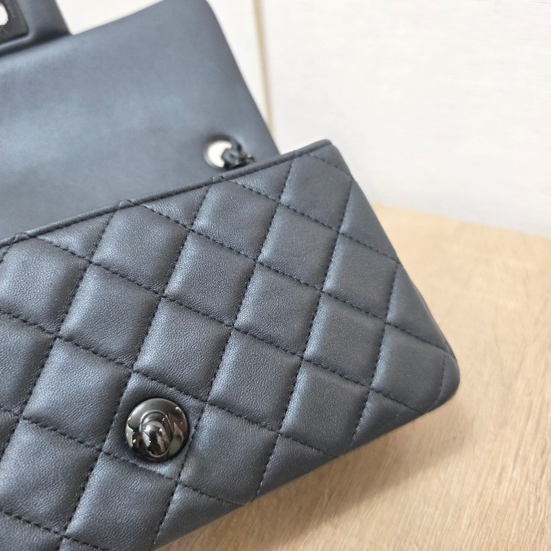 [新年優惠持續中🧧] Chanel香奈兒 銀黑羊皮菱格黑釦Mini CF20肩斜背-17