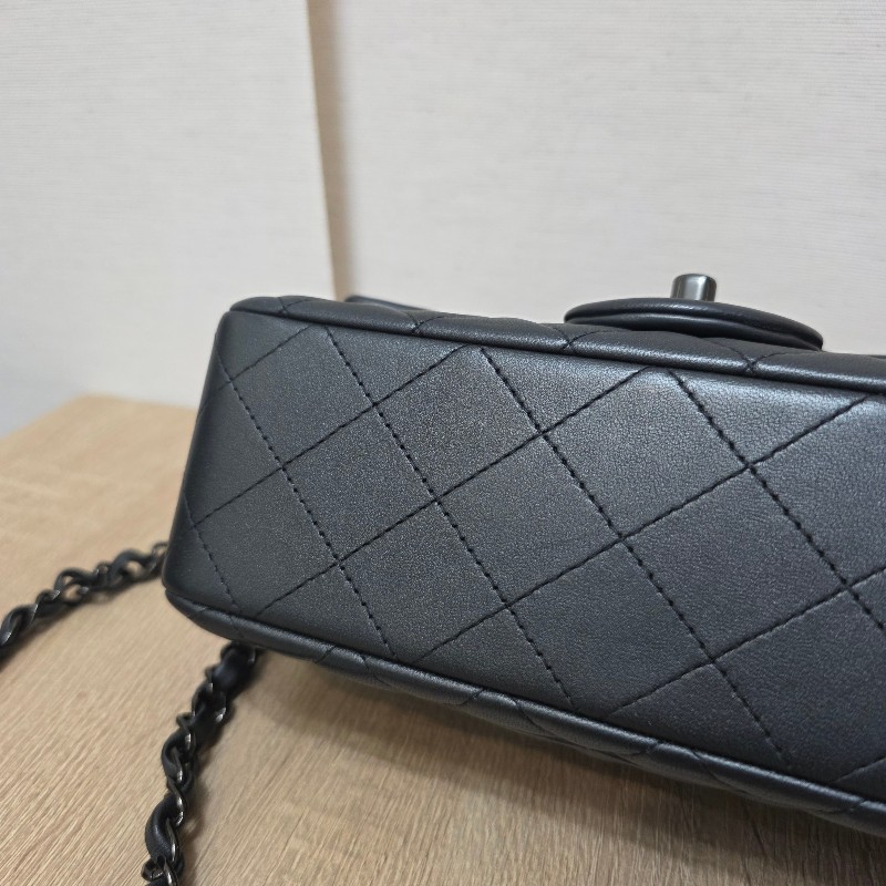 [新年優惠持續中🧧] Chanel香奈兒 銀黑羊皮菱格黑釦Mini CF20肩斜背-24