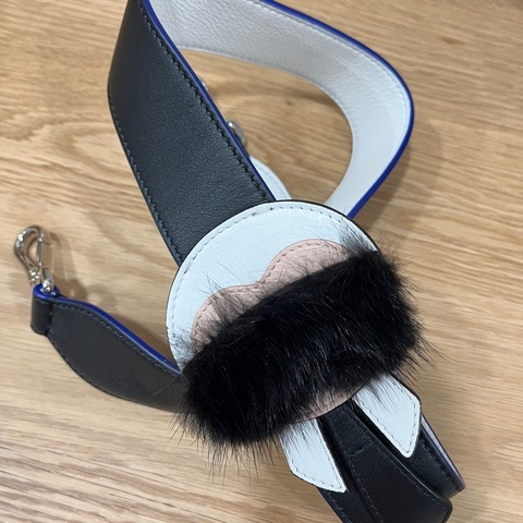 Fendi 老佛爺造型背帶