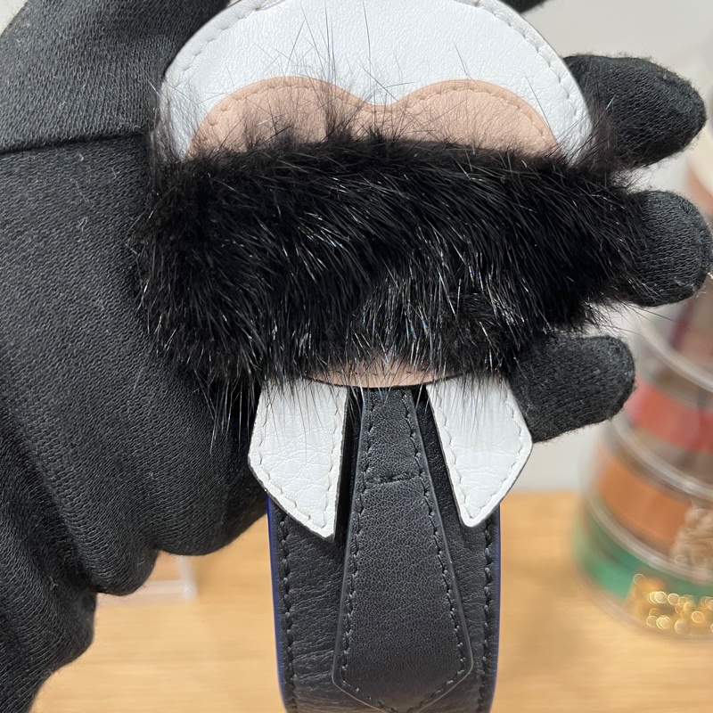 Fendi 老佛爺造型背帶-3