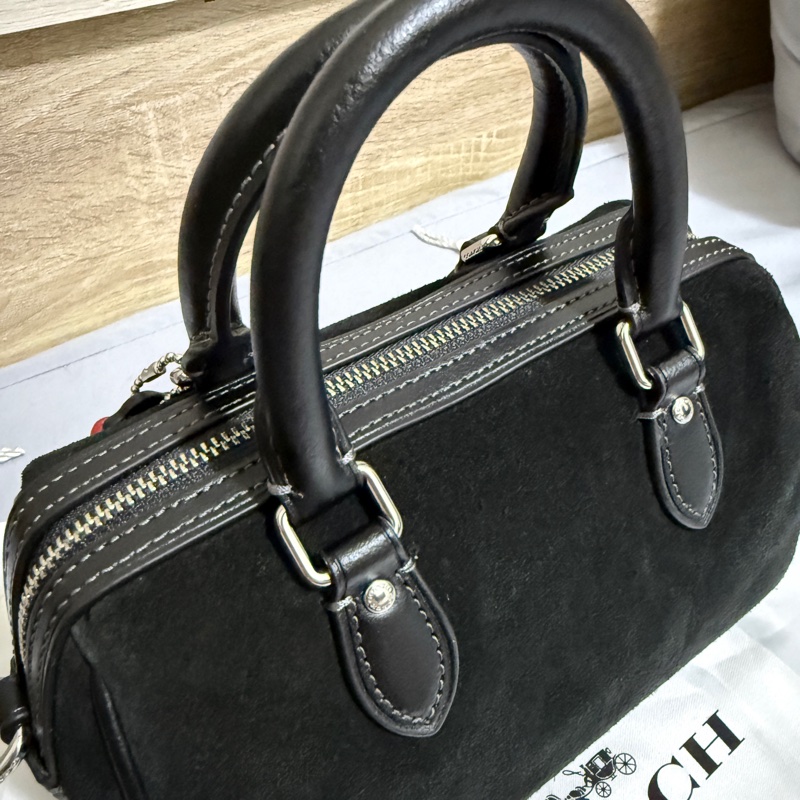 【COACH】ROWEN櫻桃掛件迷你斜背手袋-2