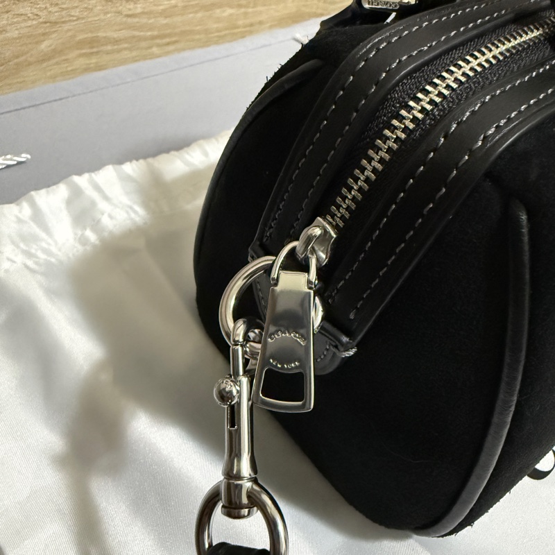 【COACH】ROWEN櫻桃掛件迷你斜背手袋-3