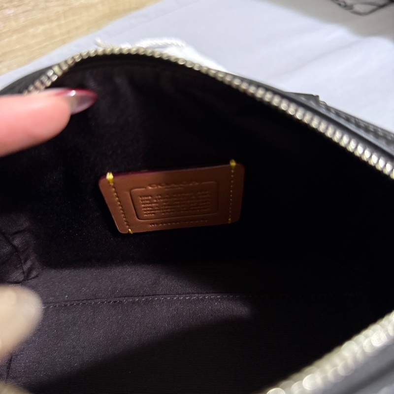 【COACH】ROWEN櫻桃掛件迷你斜背手袋-7