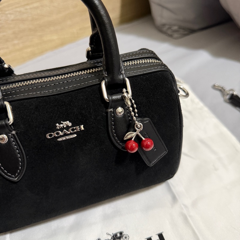 【COACH】ROWEN櫻桃掛件迷你斜背手袋-17