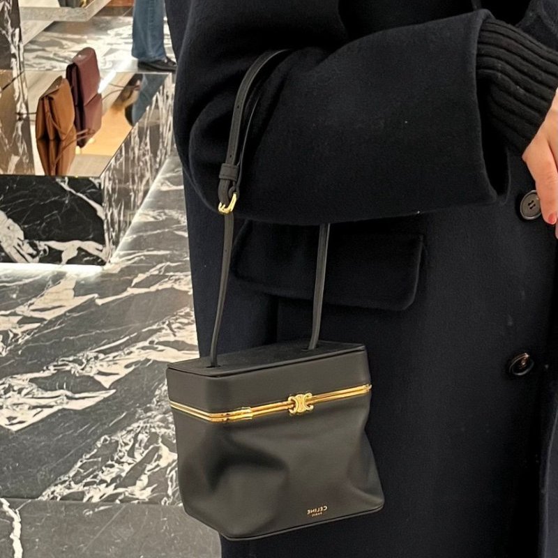 🌺2026春夏新品特價上市🌺Celine 124232 Triomphe Frame 凱旋門小款柔軟小牛皮盒子包 黑色-1