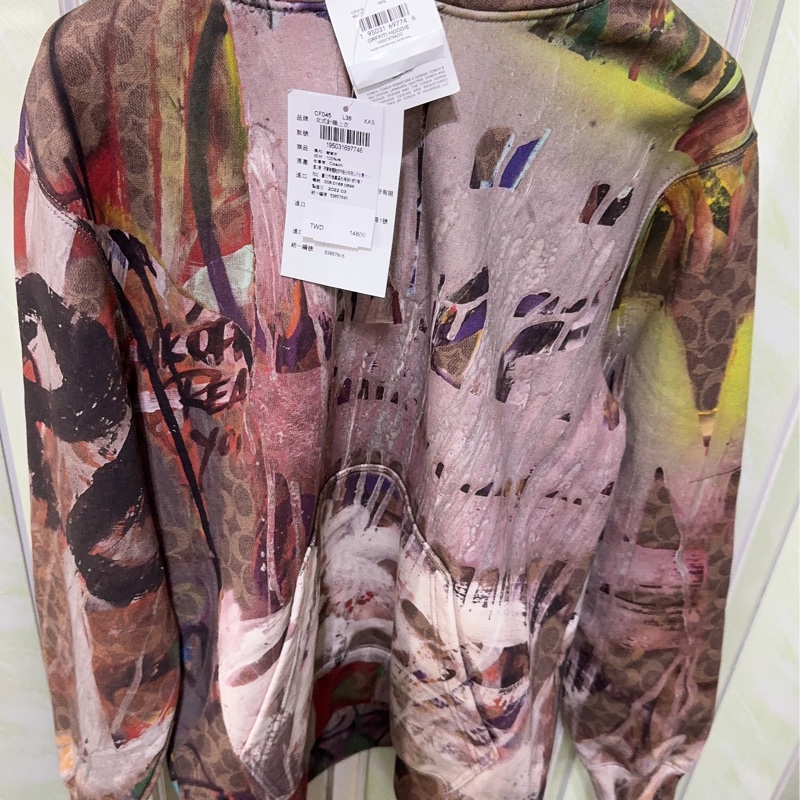 全新Coach 與紐約傳奇塗鴉藝術家組合聯名合作的有機棉連帽上衣-8