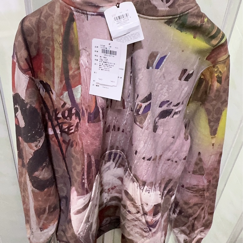 全新Coach 與紐約傳奇塗鴉藝術家組合聯名合作的有機棉連帽上衣-12