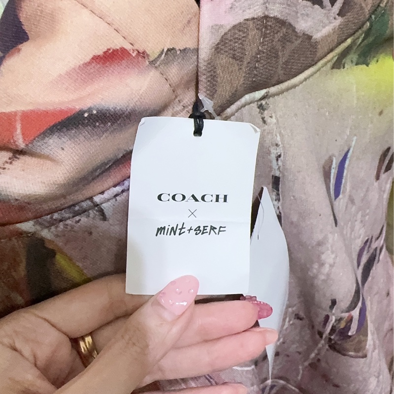 全新Coach 與紐約傳奇塗鴉藝術家組合聯名合作的有機棉連帽上衣-13