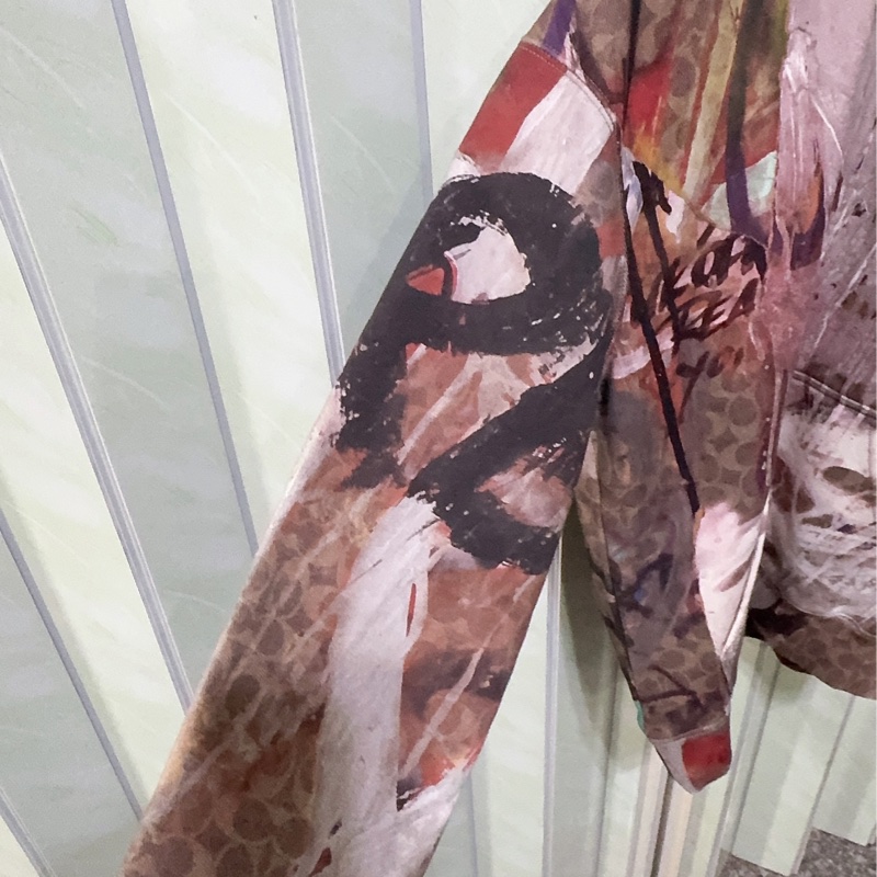 全新Coach 與紐約傳奇塗鴉藝術家組合聯名合作的有機棉連帽上衣-16