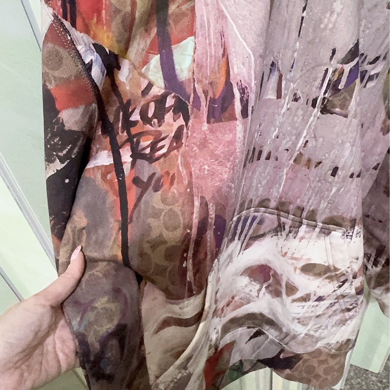 全新Coach 與紐約傳奇塗鴉藝術家組合聯名合作的有機棉連帽上衣-17