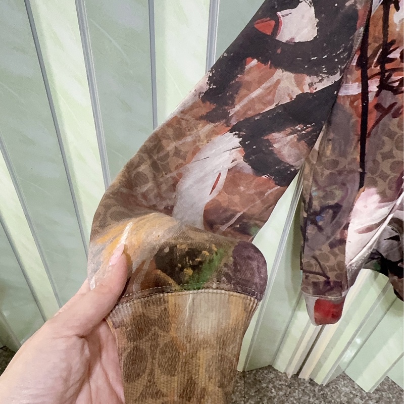 全新Coach 與紐約傳奇塗鴉藝術家組合聯名合作的有機棉連帽上衣-18