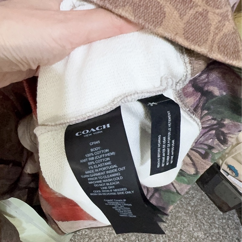 全新Coach 與紐約傳奇塗鴉藝術家組合聯名合作的有機棉連帽上衣-25