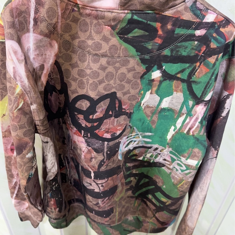 全新Coach 與紐約傳奇塗鴉藝術家組合聯名合作的有機棉連帽上衣-39