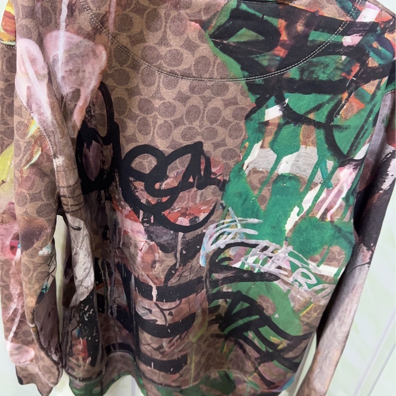 全新Coach 與紐約傳奇塗鴉藝術家組合聯名合作的有機棉連帽上衣-40