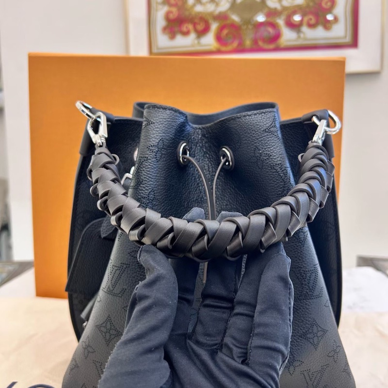 LV 鏤雕皮革 手提包水桶包   黑色 芯片款  25*15cm*25 99新配件鎖鑰匙塵袋購證-4