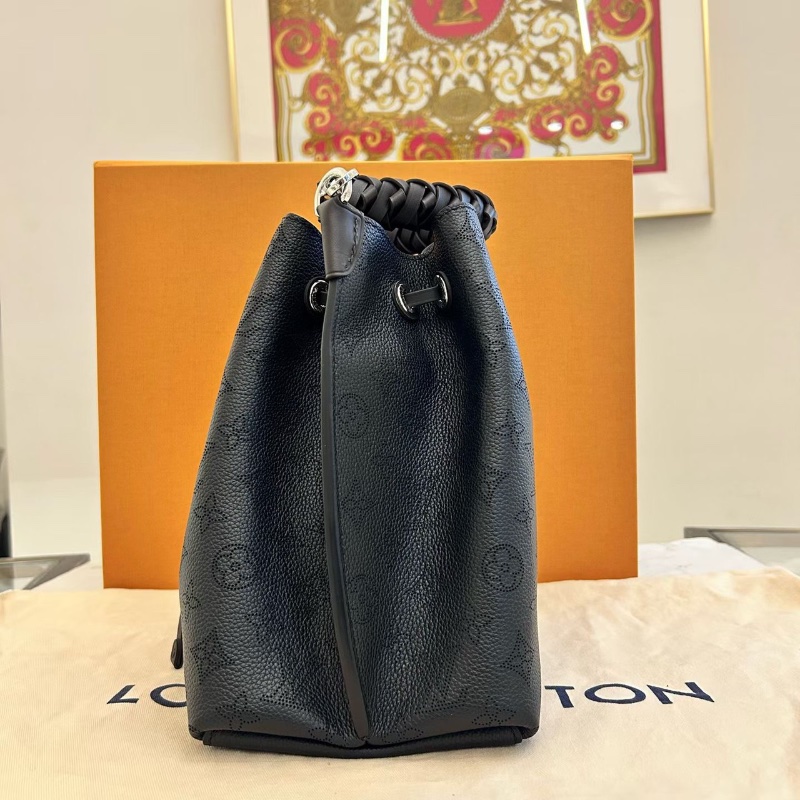 LV 鏤雕皮革 手提包水桶包   黑色 芯片款  25*15cm*25 99新配件鎖鑰匙塵袋購證-6