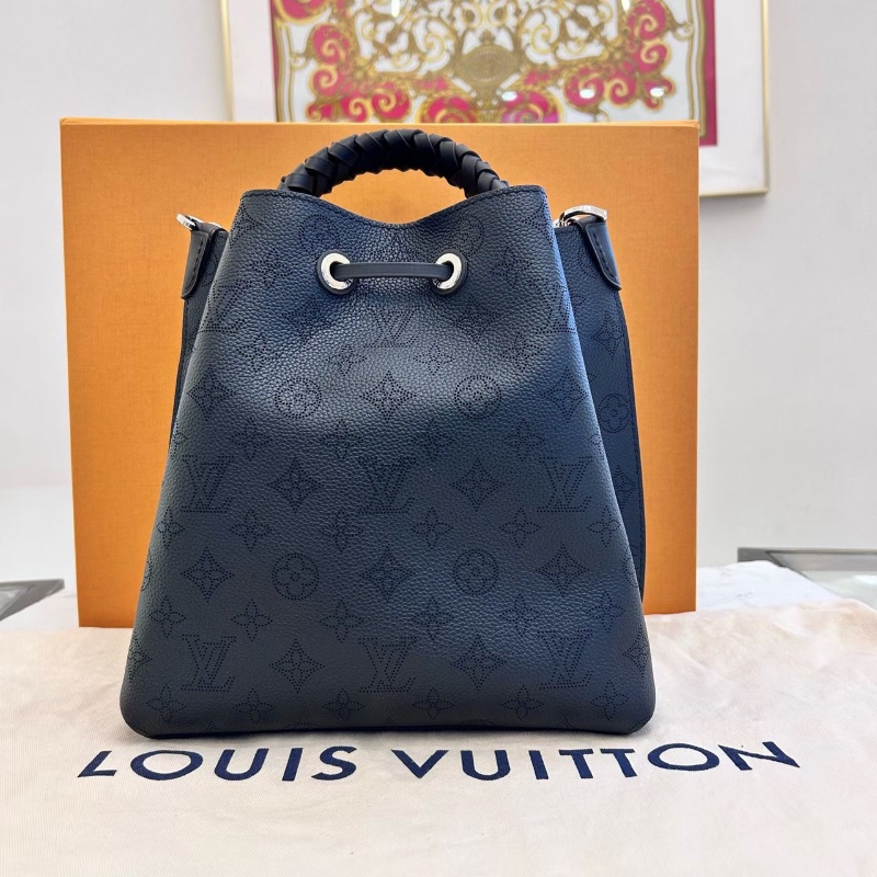 LV 鏤雕皮革 手提包水桶包   黑色 芯片款  25*15cm*25 99新配件鎖鑰匙塵袋購證-8