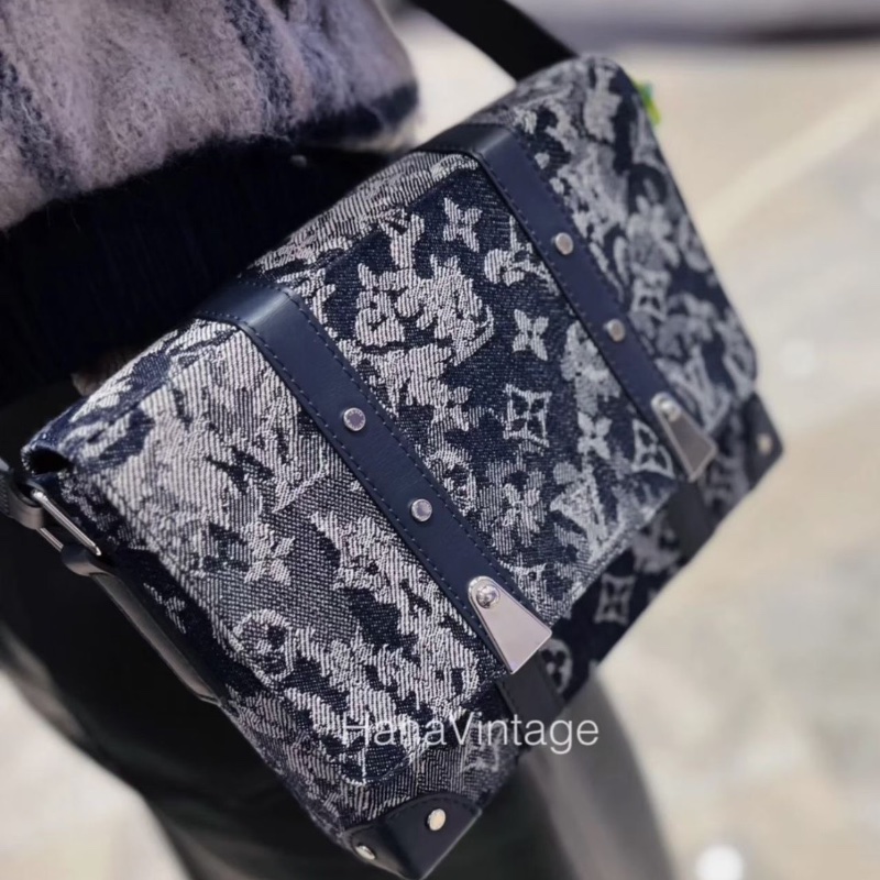 LV Trunk Tapestry老花滿印丹寧郵差硬盒子包 24*5.5*18 98新配件塵袋-0