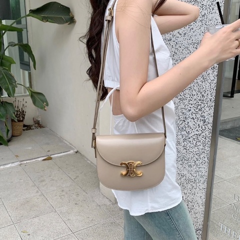 Celine Besace CLEA凱旋門新款 郵差包馬鞍包 裸色金扣Box 19*15*5  全新閒置配件塵袋