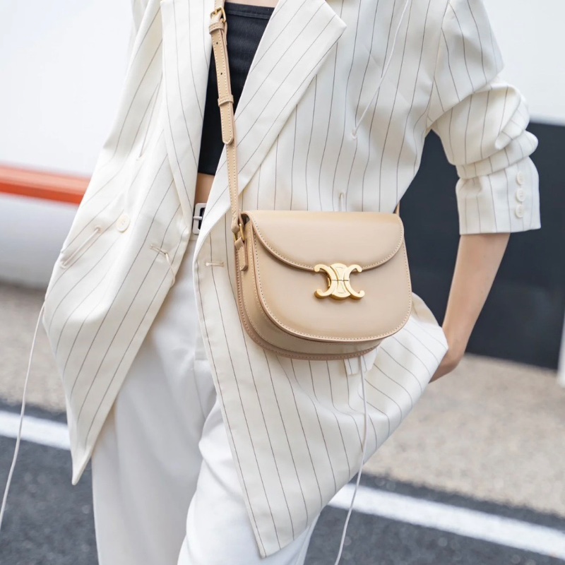 Celine Besace CLEA凱旋門新款 郵差包馬鞍包 裸色金扣Box 19*15*5  全新配件塵袋-1