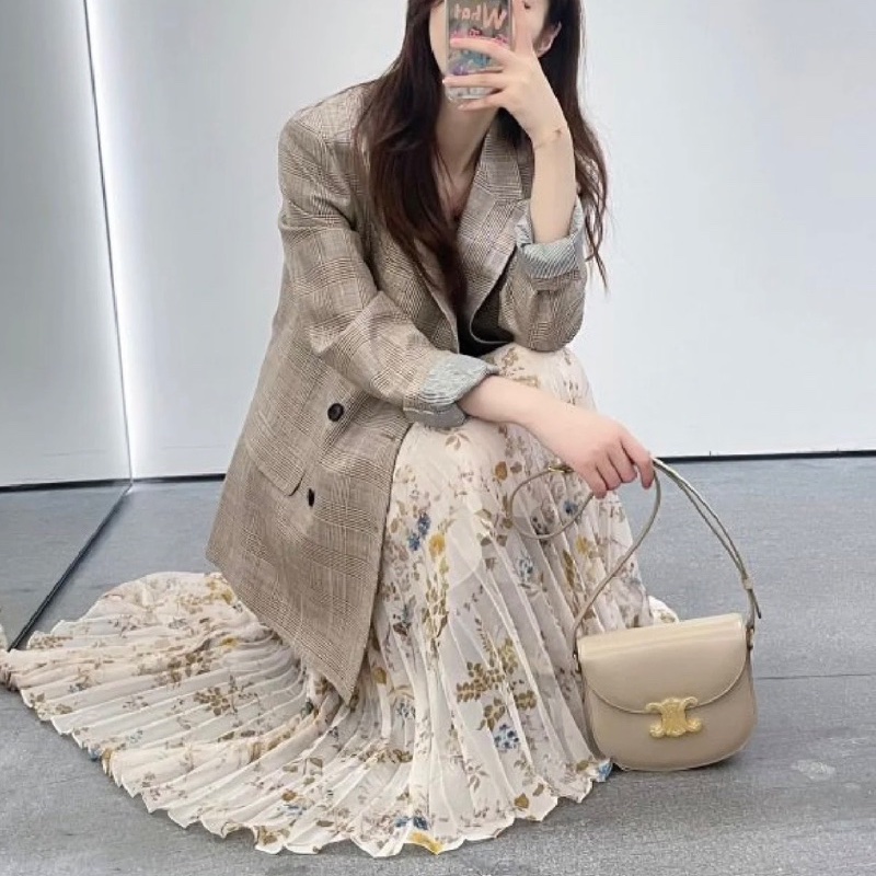 Celine Besace CLEA凱旋門新款 郵差包馬鞍包 裸色金扣Box 19*15*5  全新配件塵袋-2