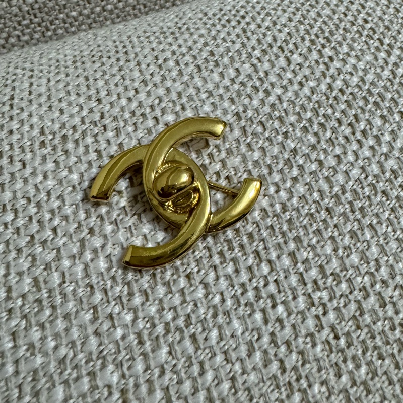 新上架❤️🔥💛Chanel Vintage💛❤️🔥92新✨香奈兒中古書包扣胸針/經典必收款-9