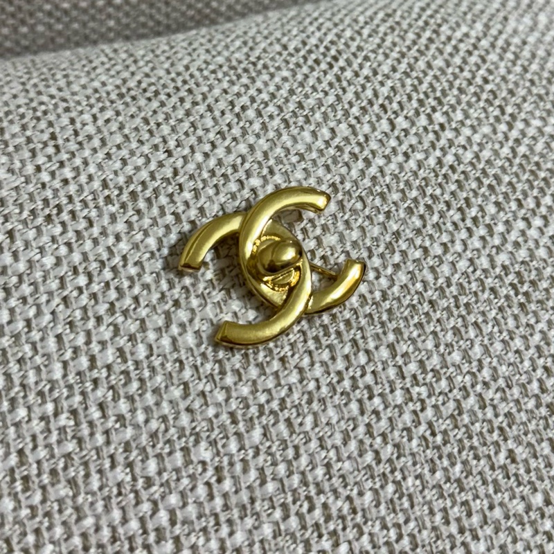 新上架❤️🔥💛Chanel Vintage💛❤️🔥92新✨香奈兒中古書包扣胸針/經典必收款-10