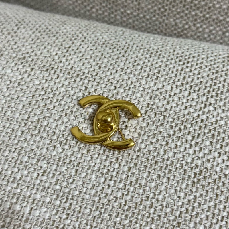 新上架❤️🔥💛Chanel Vintage💛❤️🔥92新✨香奈兒中古書包扣胸針/經典必收款-12
