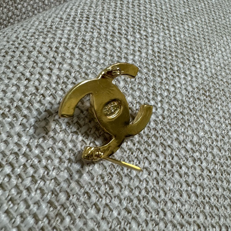 新上架❤️🔥💛Chanel Vintage💛❤️🔥92新✨香奈兒中古書包扣胸針/經典必收款-18