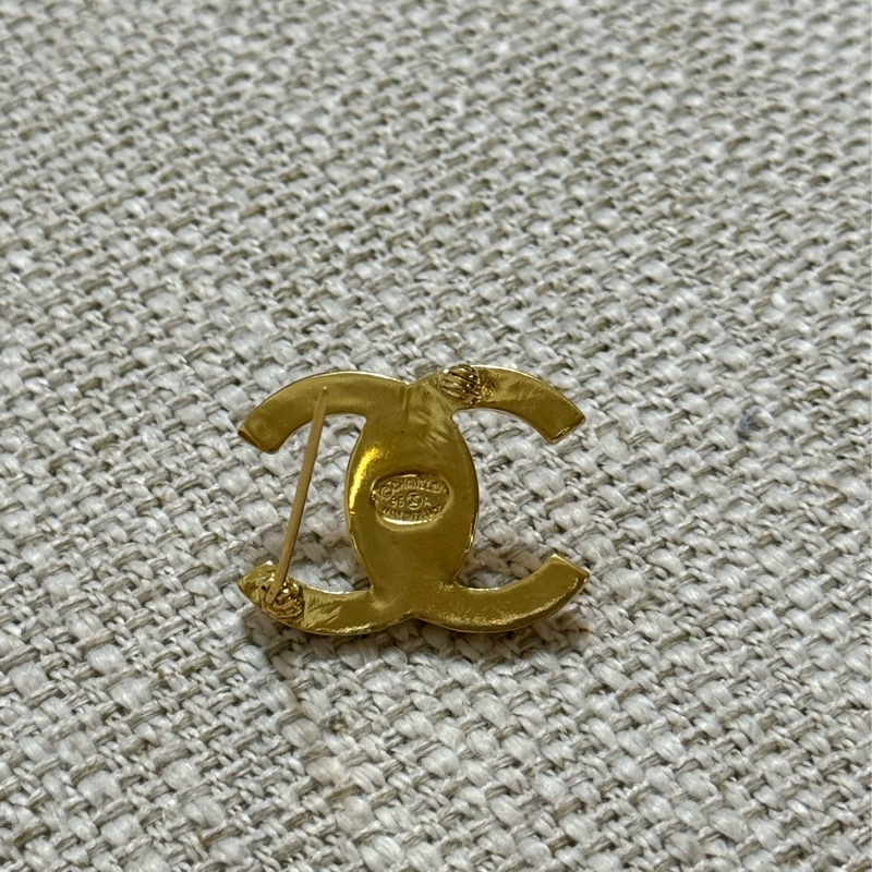 新上架❤️🔥💛Chanel Vintage💛❤️🔥92新✨香奈兒中古書包扣胸針/經典必收款-22