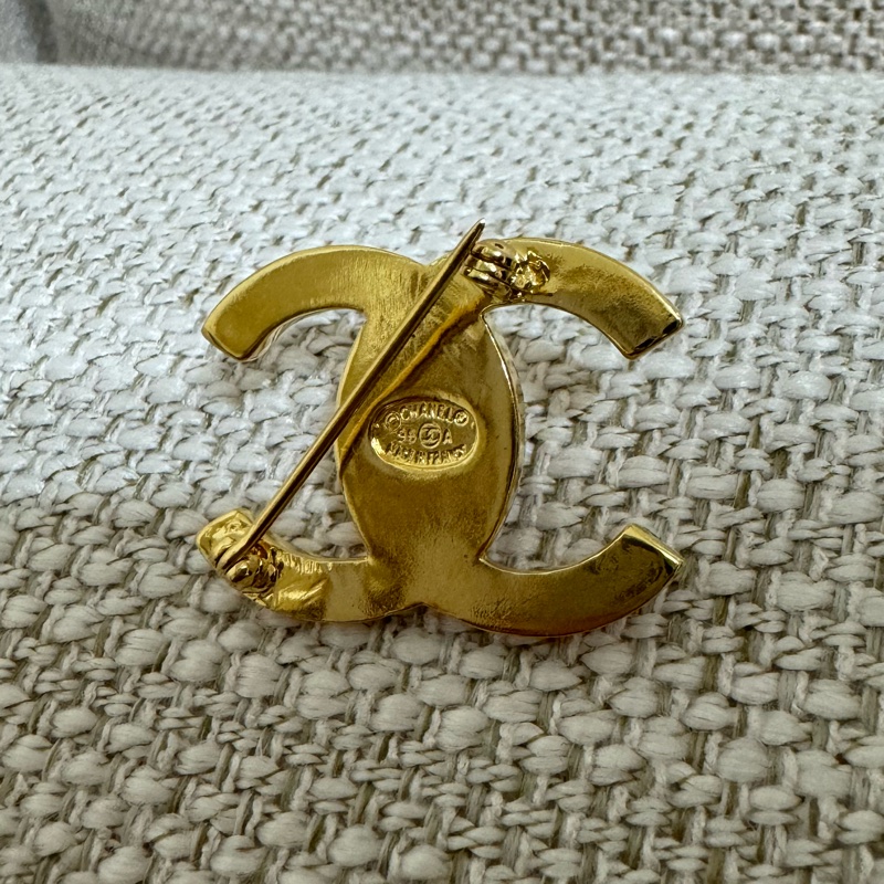 新上架❤️🔥💛Chanel Vintage💛❤️🔥92新✨香奈兒中古書包扣胸針/經典必收款-24