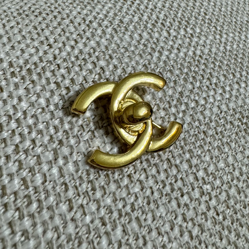 新上架❤️🔥💛Chanel Vintage💛❤️🔥92新✨香奈兒中古書包扣胸針/經典必收款-27