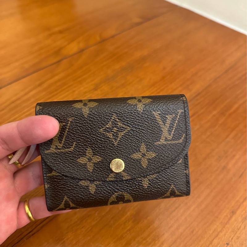 LV花紋內粉釦式卡片零錢包-0