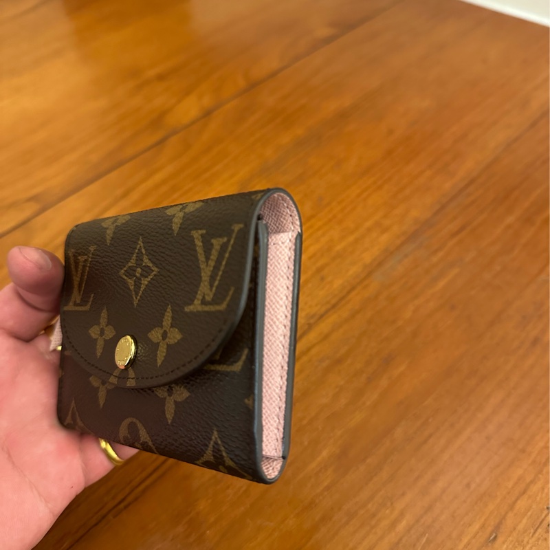 LV花紋內粉釦式卡片零錢包-1