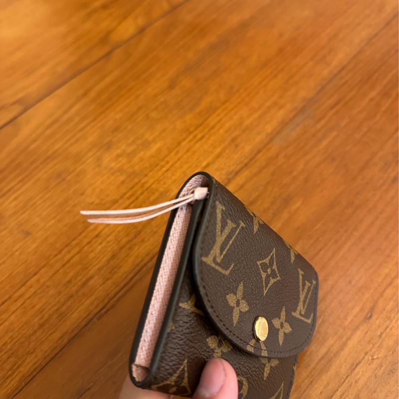 LV花紋內粉釦式卡片零錢包-19