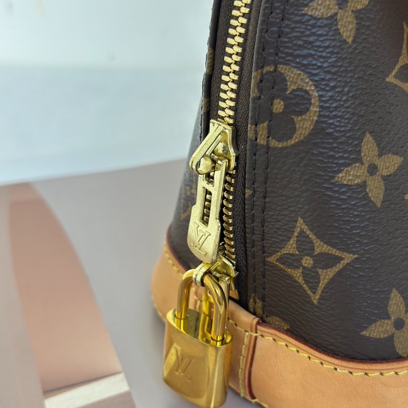 LOUIS VUITTON Alma BB-10