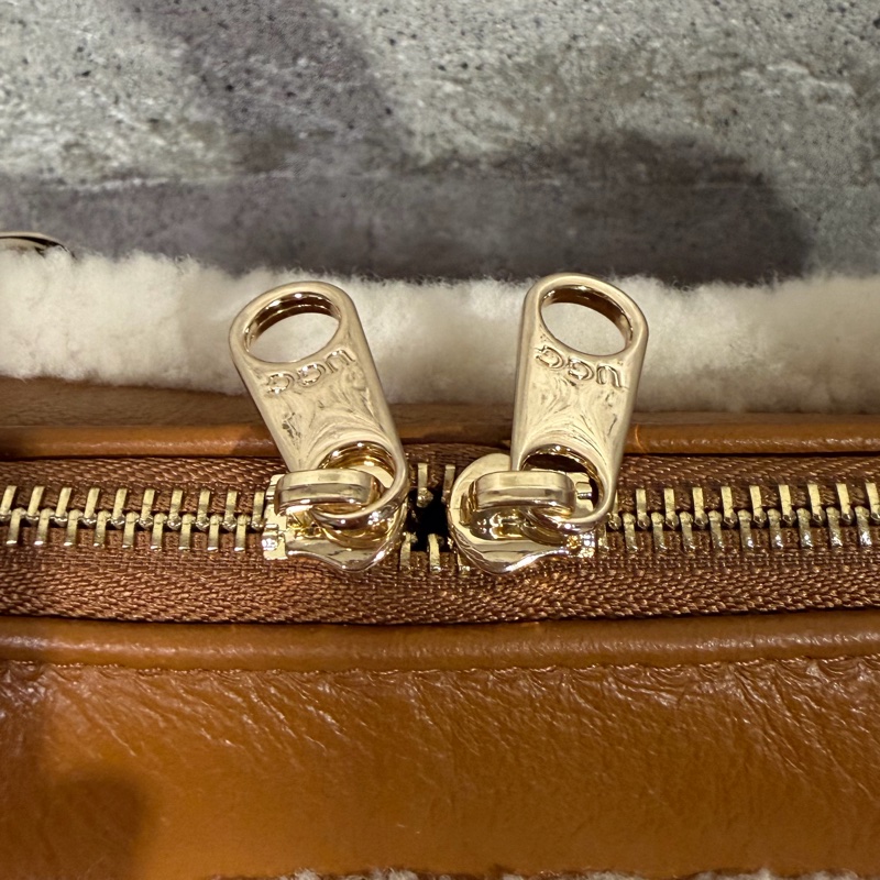 UGG OMI 經典皮革手提肩背斜背包-14