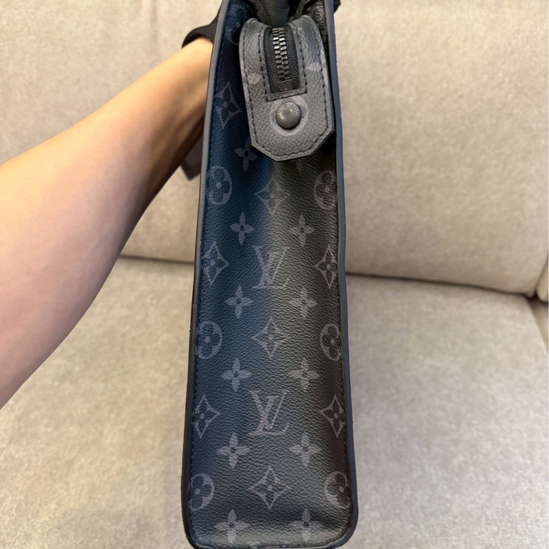 LV黑武士手提/側背包-3