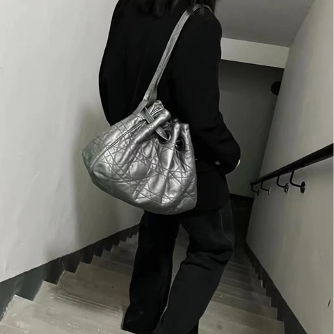 Dior 銀灰色大D餃子包